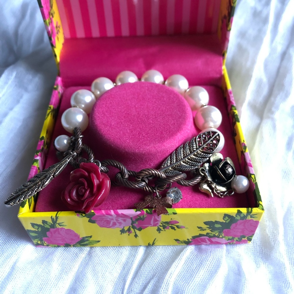 Betsey Johnson charm bracelet - Picture 2 of 4
